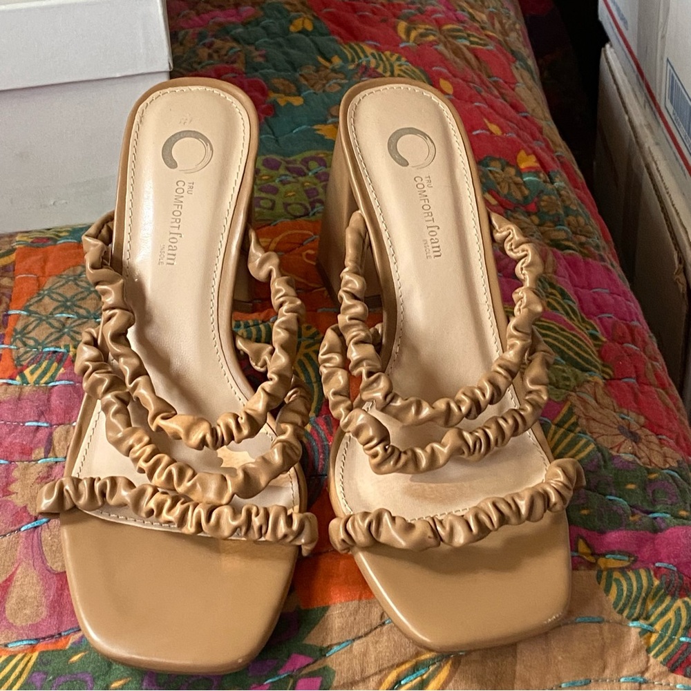 HEELED SANDALS 👡 NWOB
